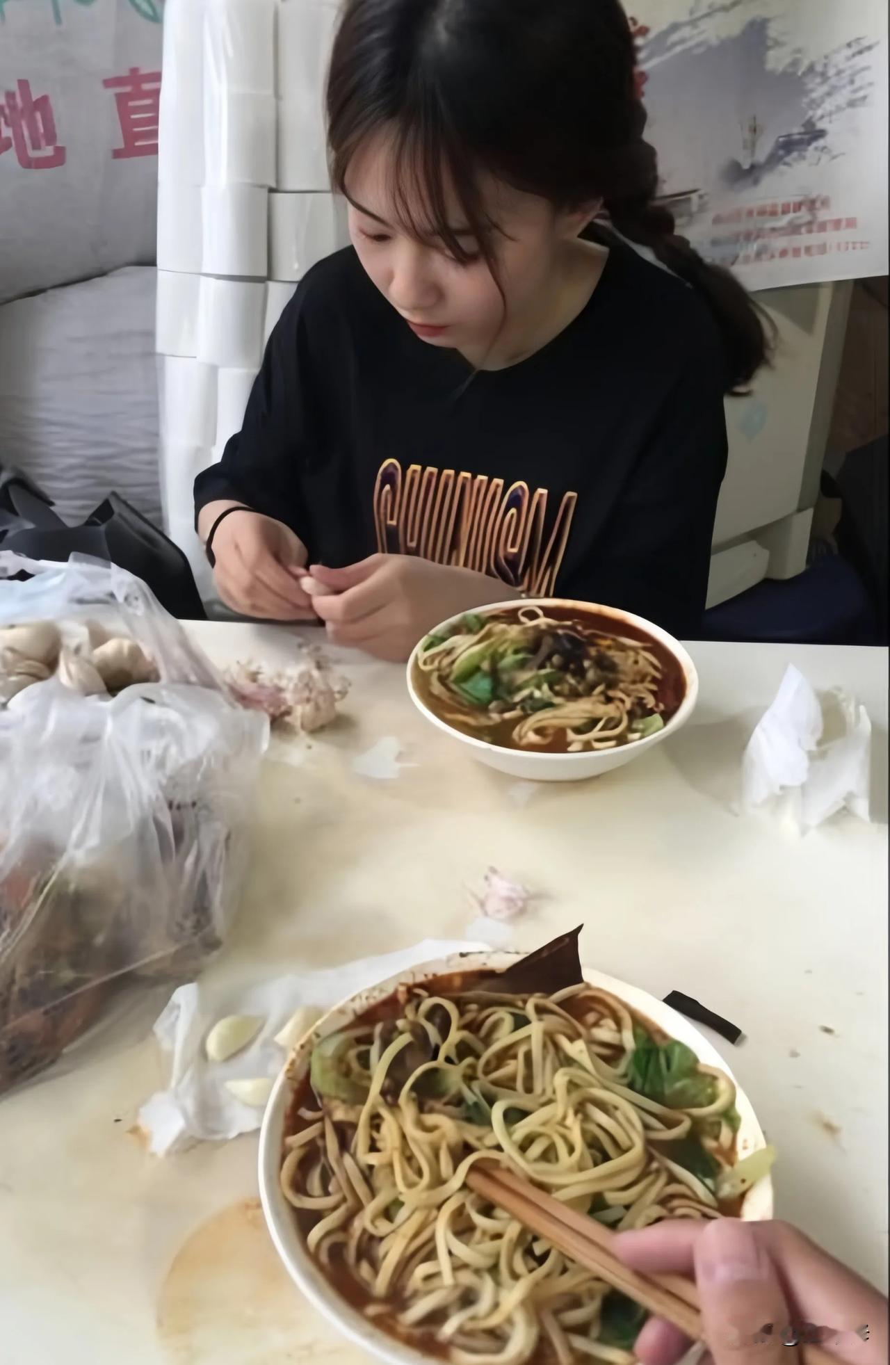 我国廉价快餐大盘点，价格超乎你想象:

1.很多菜市场内，4元一份的大碗板面，没