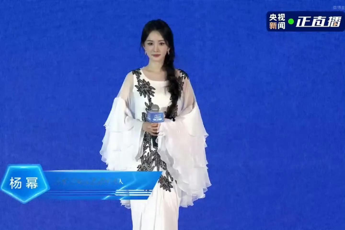 杨幂根正苗红女明星，作为演员，杨幂在工作中秉持着认真负责的态度，不断提升自己的演