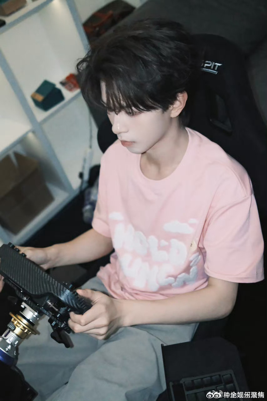 何浩楠好不好吃全写脸上了何浩楠是来给后陡门招厨师的吧 行走的美食检测仪，靠一张脸