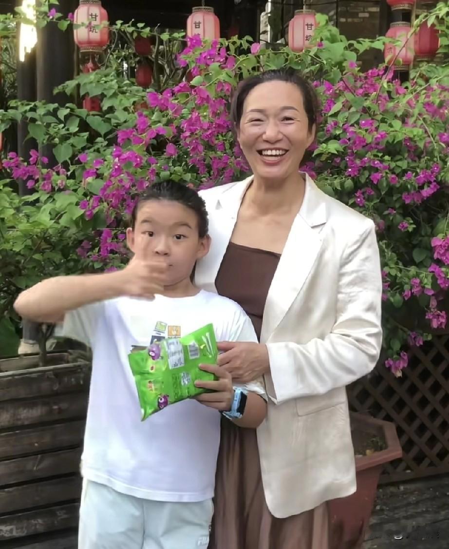谢浩男，妹妹就是他的小版！
小妹和哥哥太像了，感觉妈妈领着浩男，真是太可爱了，五