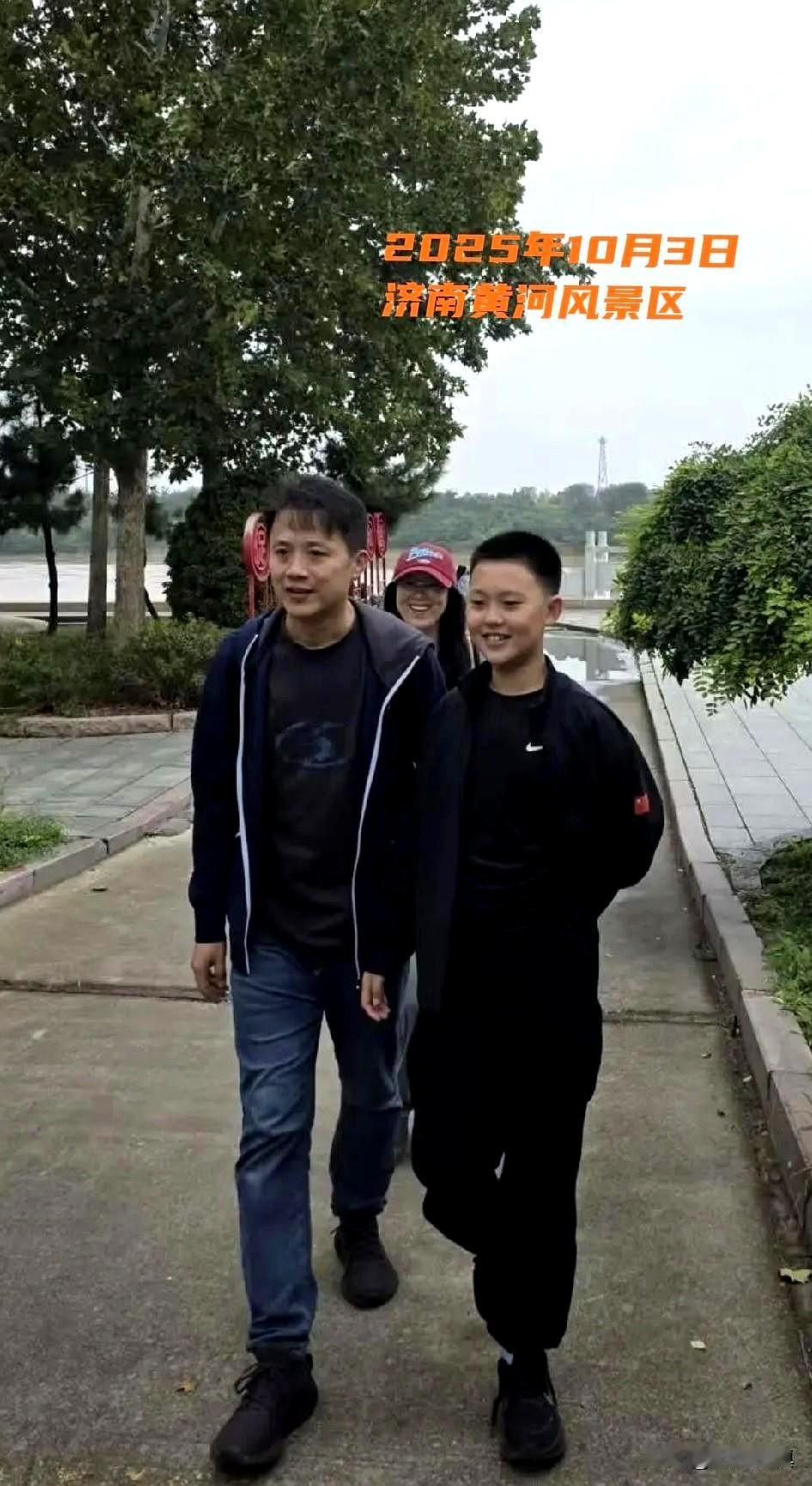 近几年最喜欢的一张照片…… 这是今年双节假期，女儿一家来济南时，10月3日那天上