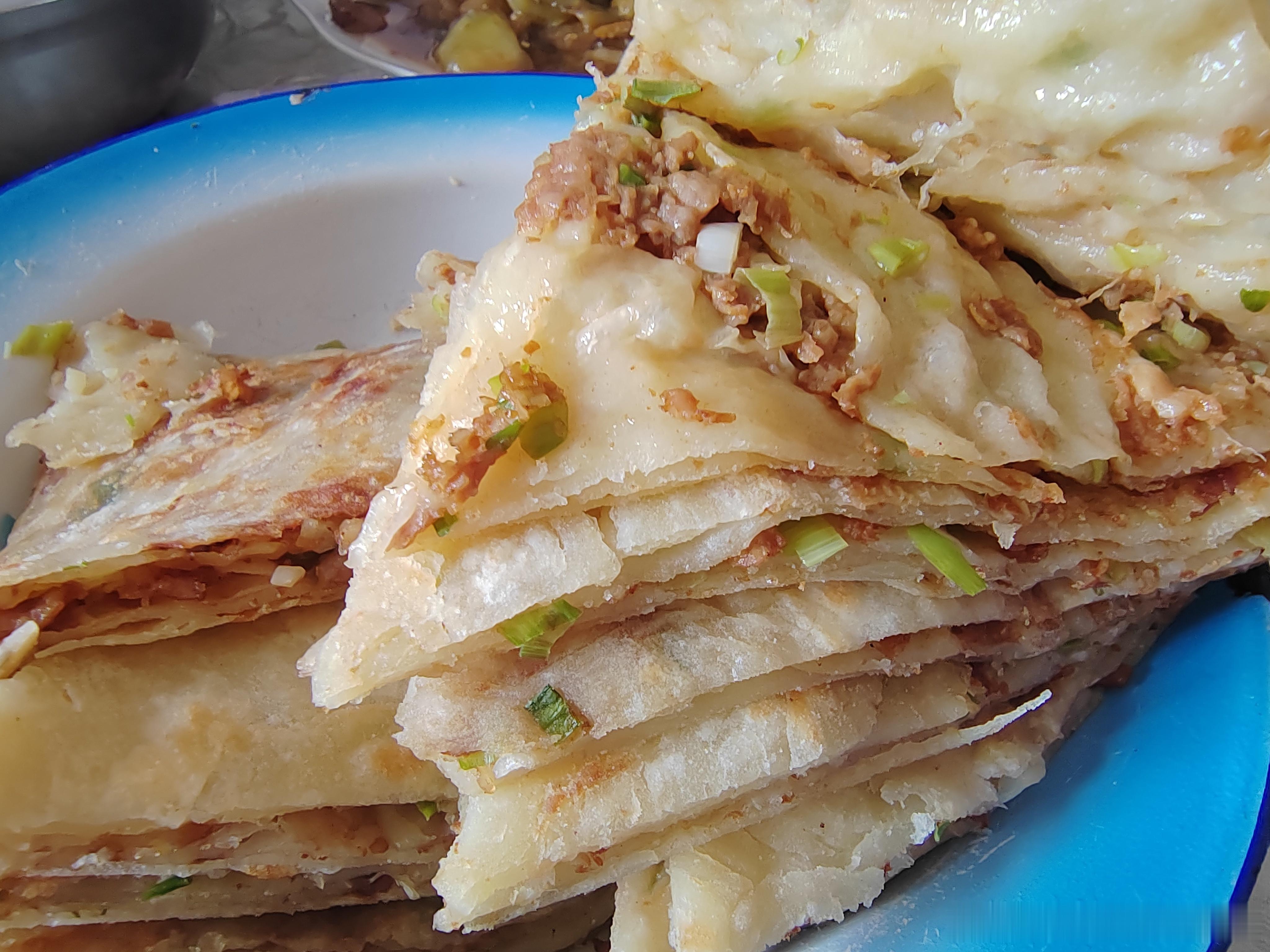 自己动手烙的肉饼，卖相虽然差了些，但层层都带馅，热乎喷香，自己做的料足味正，吃着