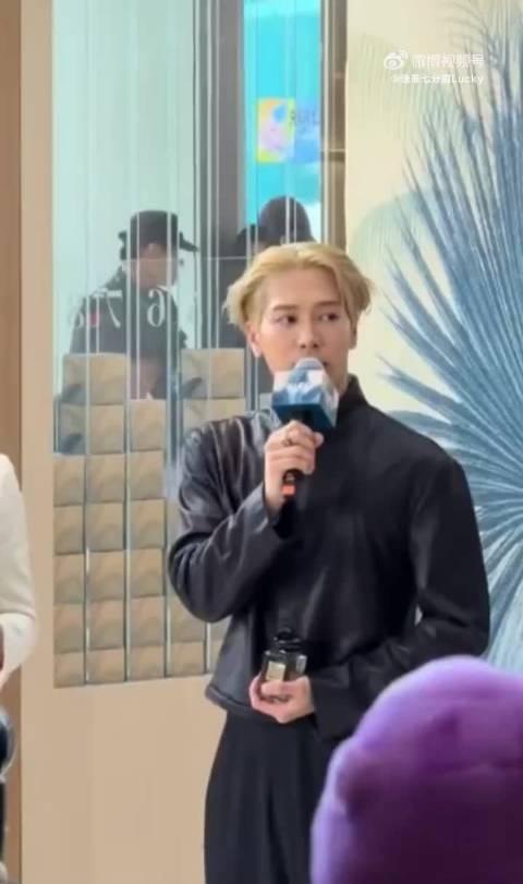 哈哈哈哈这热搜简直是大型“真香”现场！一边是粉丝太激动没看见Jackson伸过来
