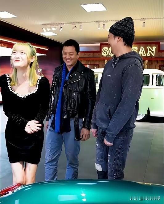 李亚鹏身边的这个女子，从模样上看，感觉长得和李亚鹏先生有点像，越端详越有点像，以