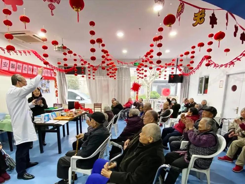 11月20日，上海，一93岁老人和女儿吃完午饭准备回敬老院，谁知敬老院竟然拒不开