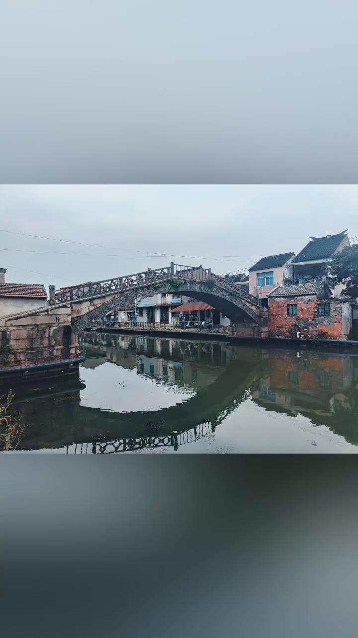 我们去旅行，实现曾经约定。要看很多的风景，记录你美丽心情。我们去旅行，总有浪漫上
