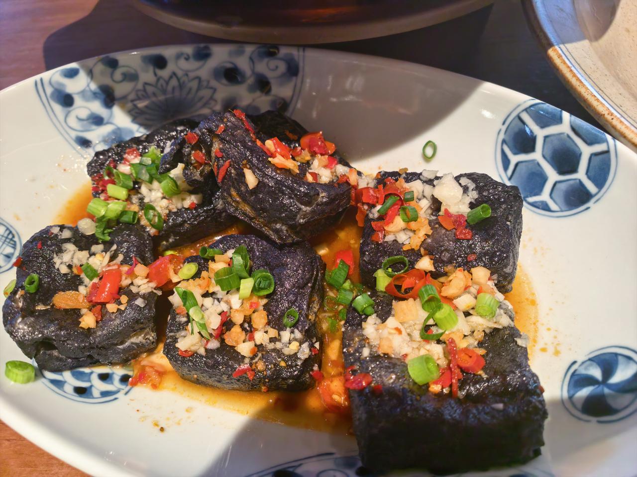 夫妻之间的斤斤计较伤感情，为了让我干家务，我老公无所不用。招式一，黛玉哼哼。和他