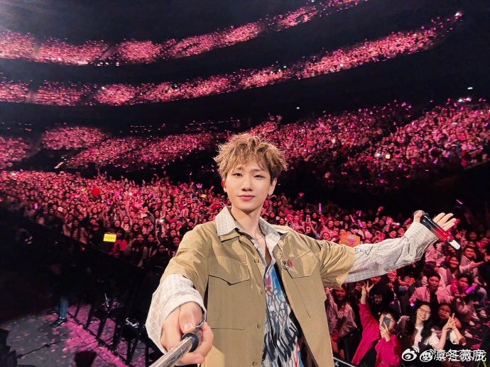 汪苏泷今天不握手了 汪苏泷今天不握手只打招呼，不越界、不敷衍，这份清醒又温柔，真