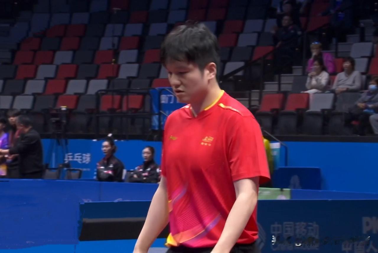 球迷发现一个问题，就是东哥现在很少笑了。不管比赛是赢了，还是输了，哪怕是登上了领