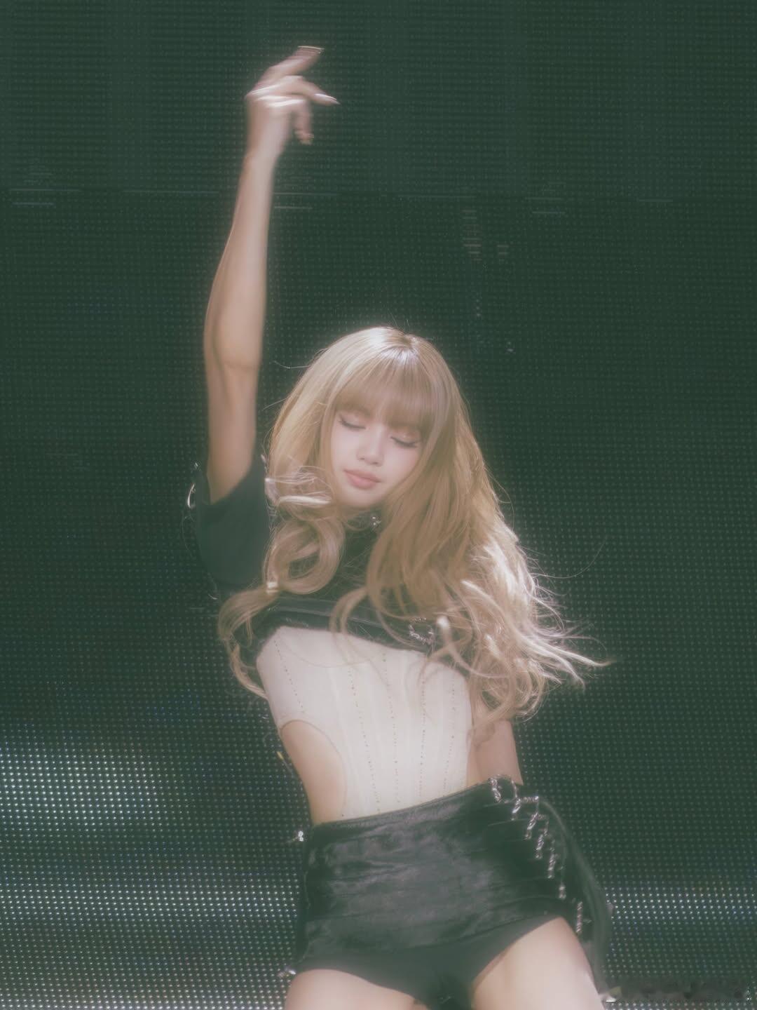 揭开Lisa铁刘海神奇面纱   Lisa 铁刘海修复全过程太可爱了！跑下台乖乖整