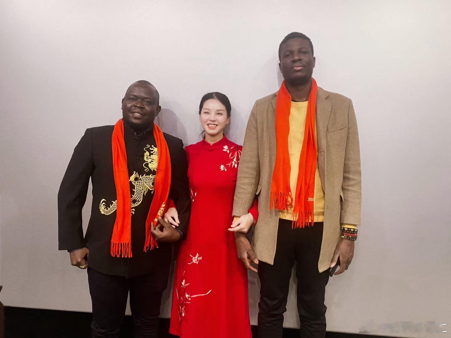 东方女性穿旗袍显身材，红色喻意大吉大利。外国人有的不习惯这种颜色但却都能入乡随俗