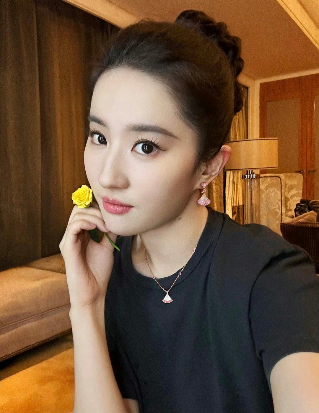 刘亦菲、文淇、赵露思的同品牌七夕系列珠宝推广图，谁的表现力更好？ ​​​