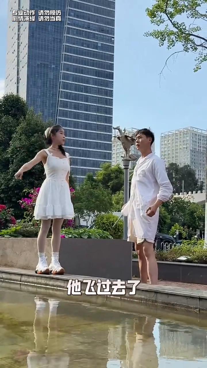 轻功病人逃脱医生。
去哪吃饭？医生来了。站住别跑。小姐姐，精神病人飞过去了。给我