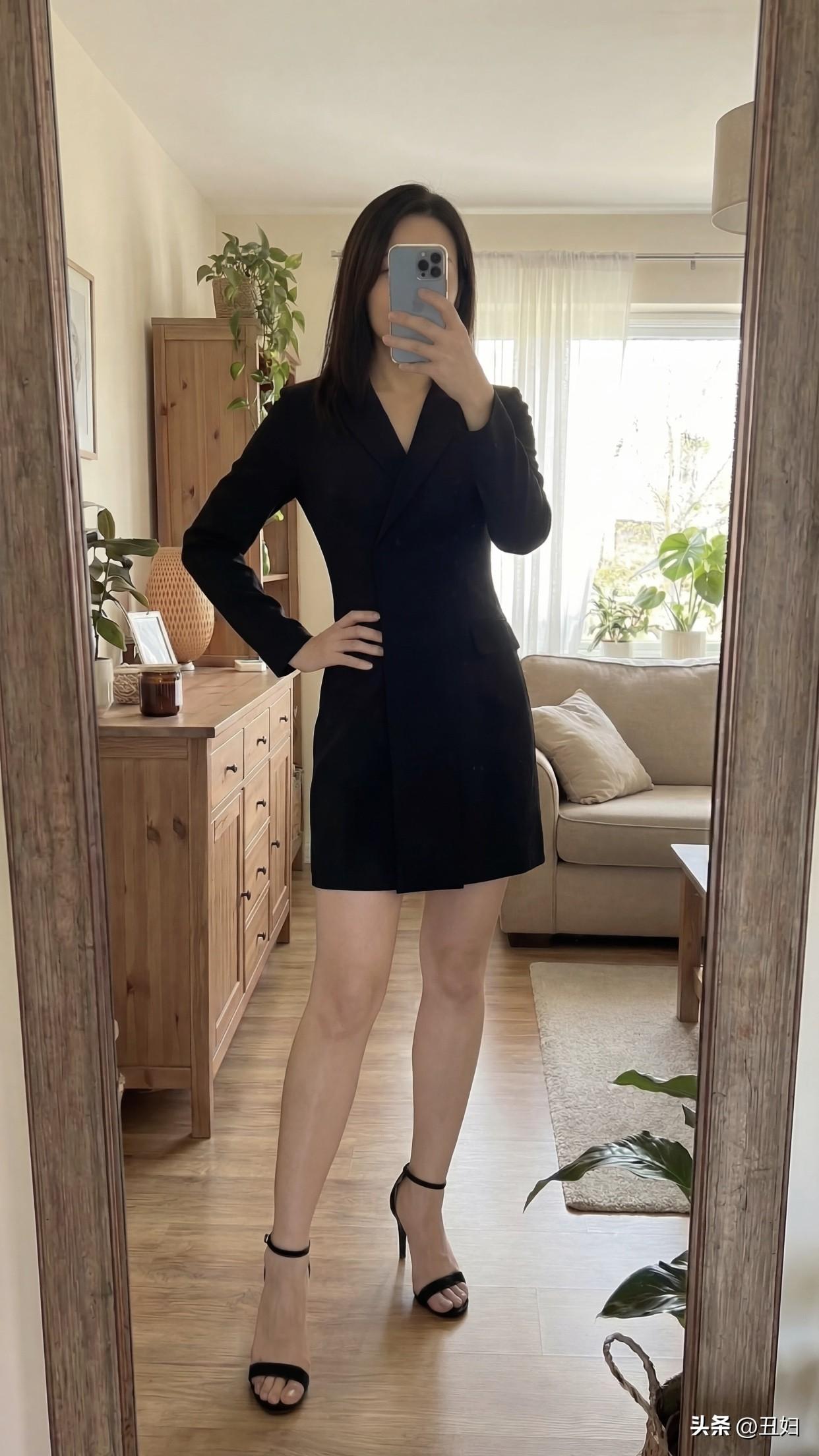 女人如何穿出含蓄的性感?女人想要穿出含蓄的性感，黑色连身裙和高跟凉鞋是绝佳组合。