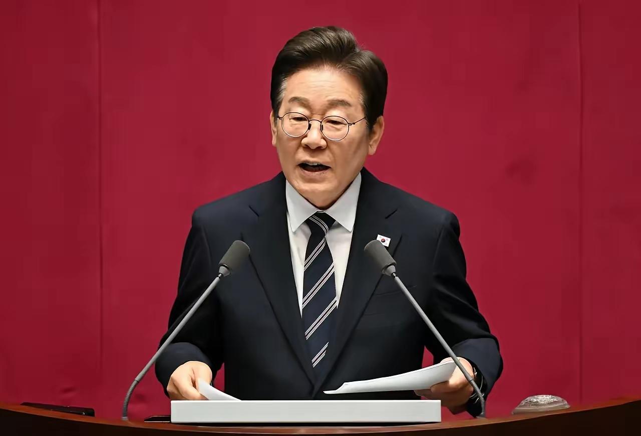 快讯！快讯！
韩国总统李在明在接受日媒采访，被问到中日关系变紧张，韩国夹在中间怎