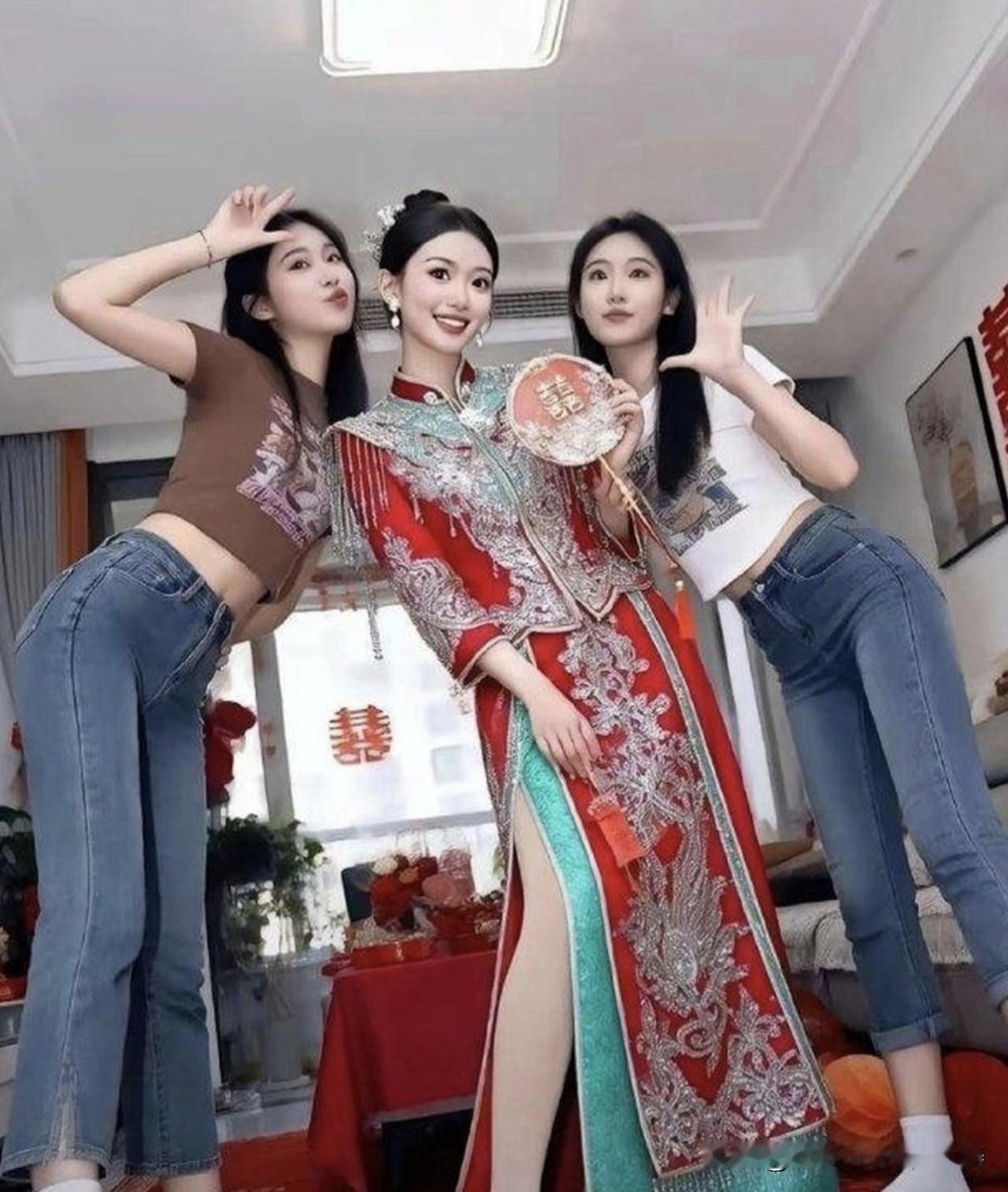 新娘是很漂亮，但是我还是喜欢俩伴娘[大笑]