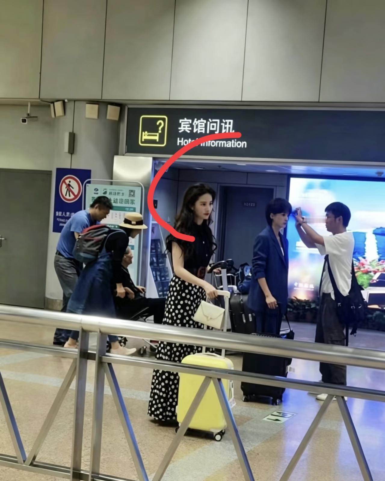 终于知道什么叫做倾国倾城，沉鱼落雁，闭月羞花，直击灵魂了！
太美了！画中人。