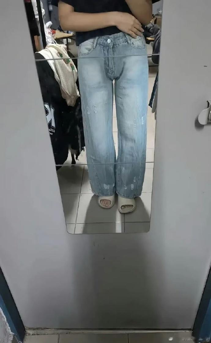 女装新风尚，融合男性化元素，打破传统界限。个性与时尚并存，展现独特魅力，引领潮流