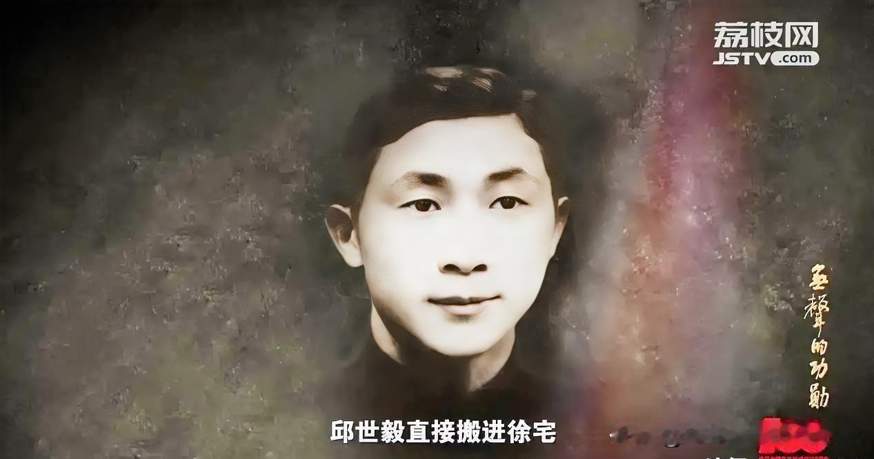 身陷牢狱当中的地下党员邱世毅，三次借着前去卫生间的短暂空隙靠近已经投敌的姚茂良，
