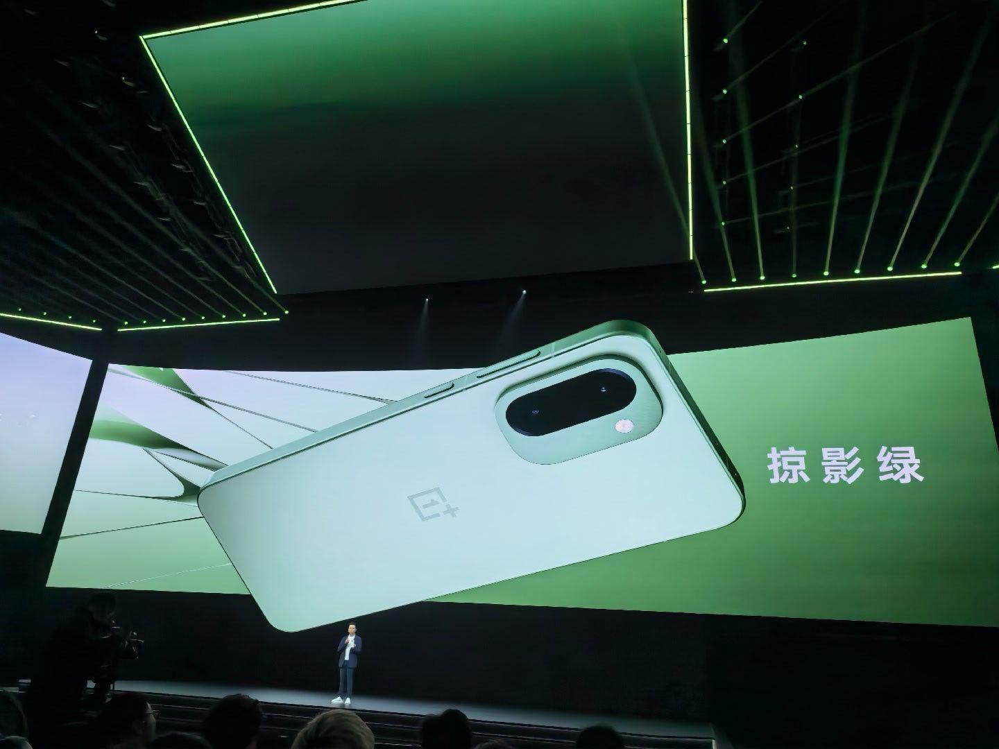 一加Ace6T  共有电光紫、掠影绿、闪速黑三款配色。强烈建议大家去线下门店上手