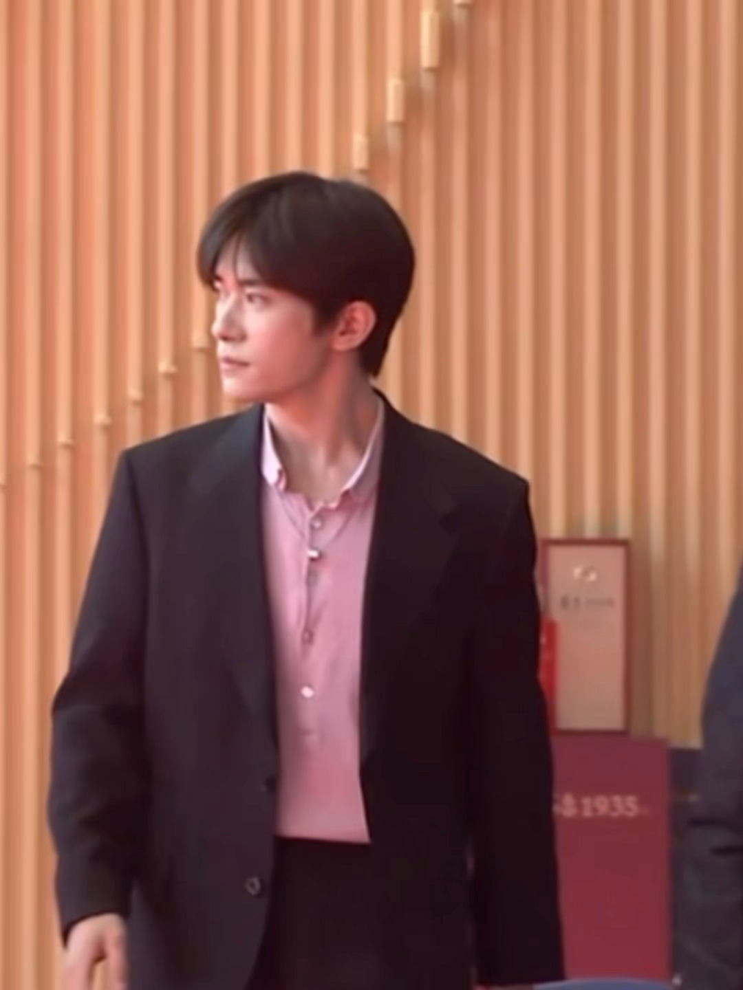 易烊千玺走这几步路给我帅迷糊了