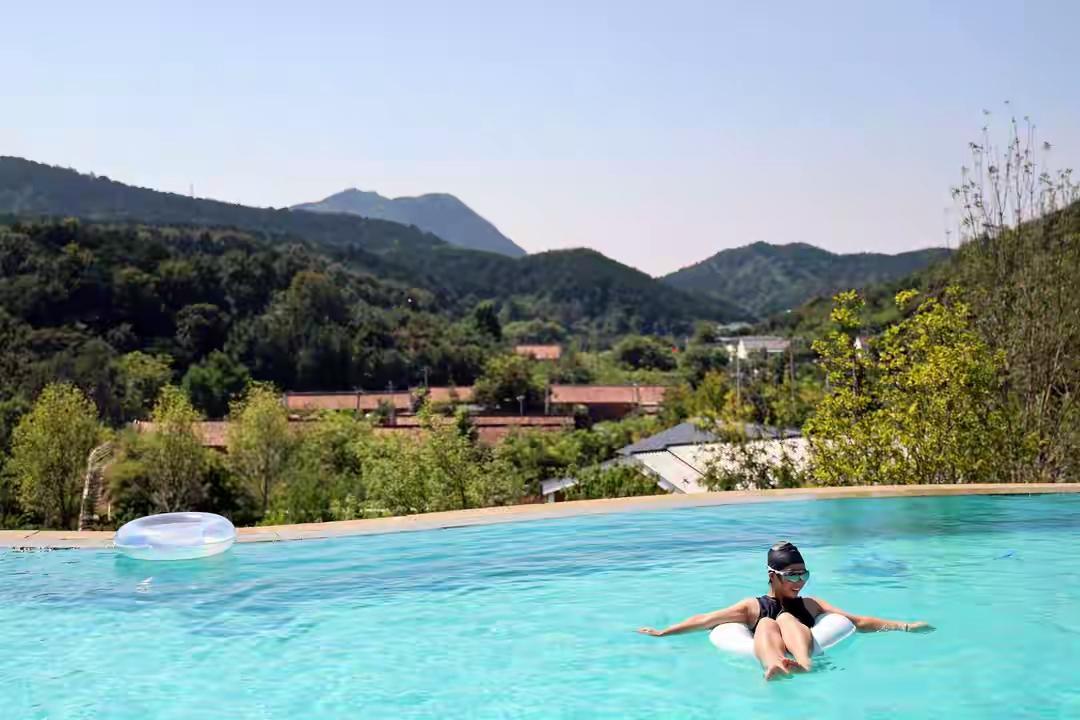 山水引客来 文旅消费旺
 
暑期高温时节，不少市民选择奔赴山野寻清凉，天津蓟州区