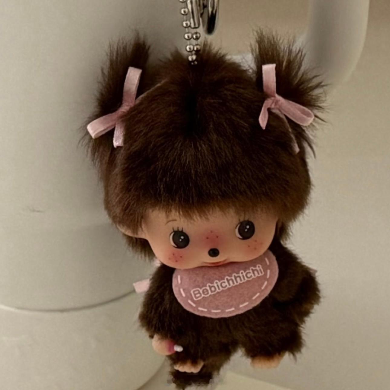 最近想要的两个小东西，一个爆炸头kt，一个肚兜蒙奇奇，都买不到好难过～早晨在机场