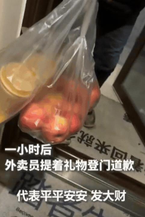 上人民日报了！武汉一女孩点了奶茶外卖，过了一会儿，突然收到外卖员留言，女孩还以为