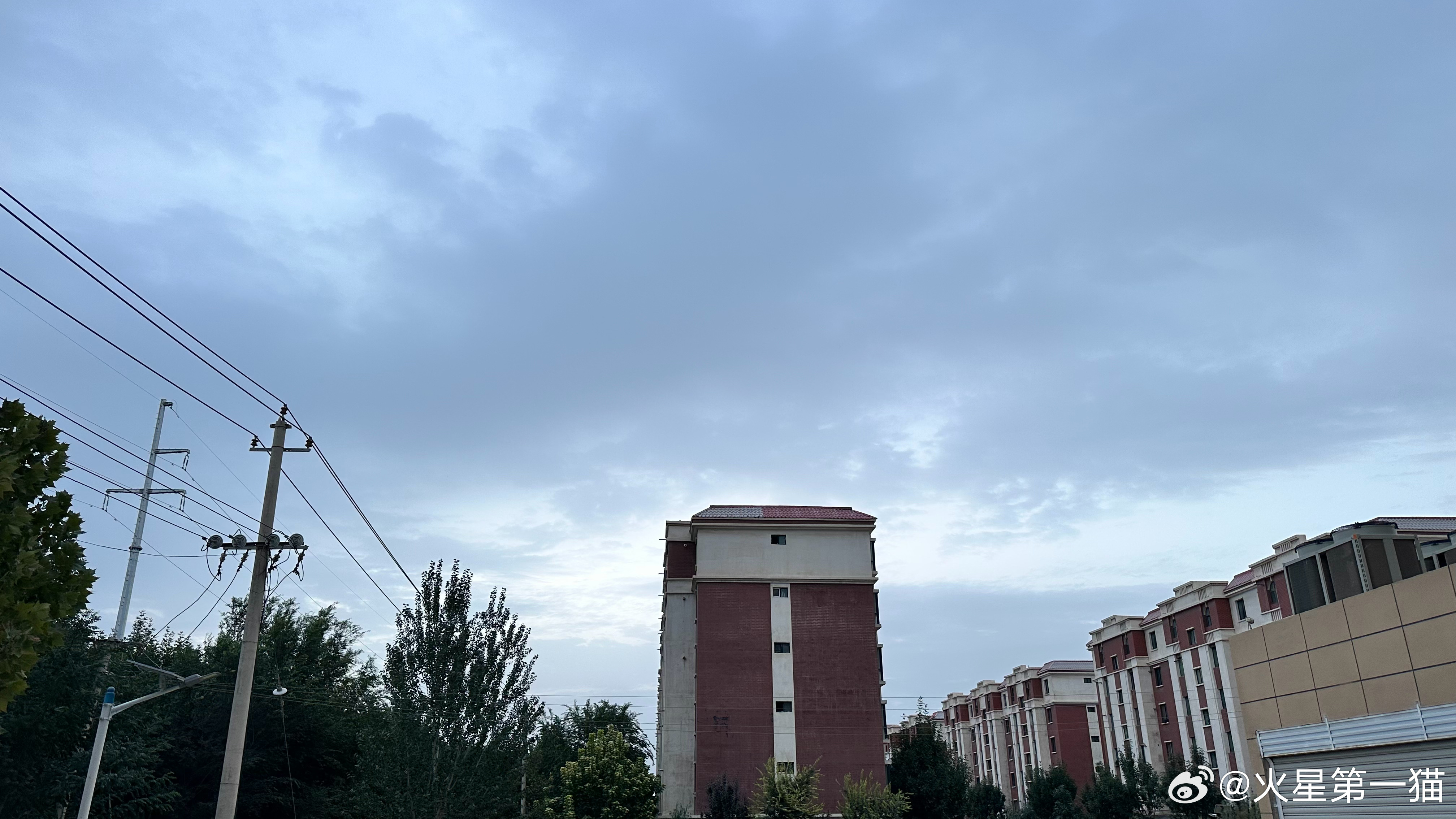 7:55 身向云山那畔行，晨风吹断马嘶声。与火星第一猫一起早起看日出 喀什·莎车