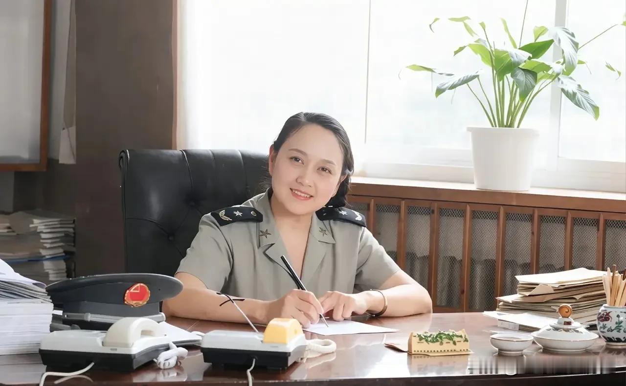 身着戎装的王晓棠少将从容温婉，眉宇间尽显坚定与沉静。
作为家喻户晓的电影艺术家，