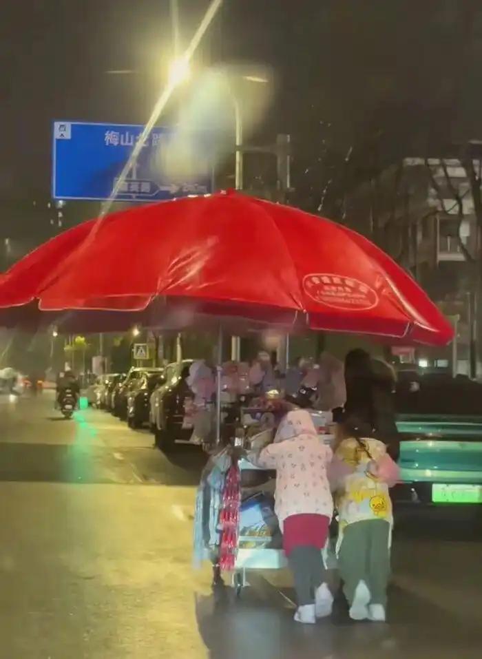 两名女孩火到人民日报了！安徽六安，一男子跨年夜开车回家，突然看到前面有两名小女孩