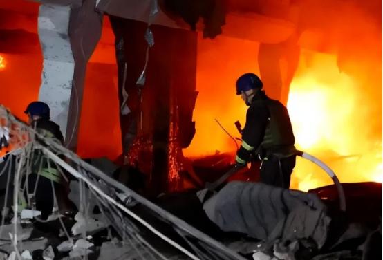 俄3吨炸弹摧毁乌指挥中心，疑似炸死北约将军大鱼，北约上百名指挥官身亡为啥甘愿吃亏