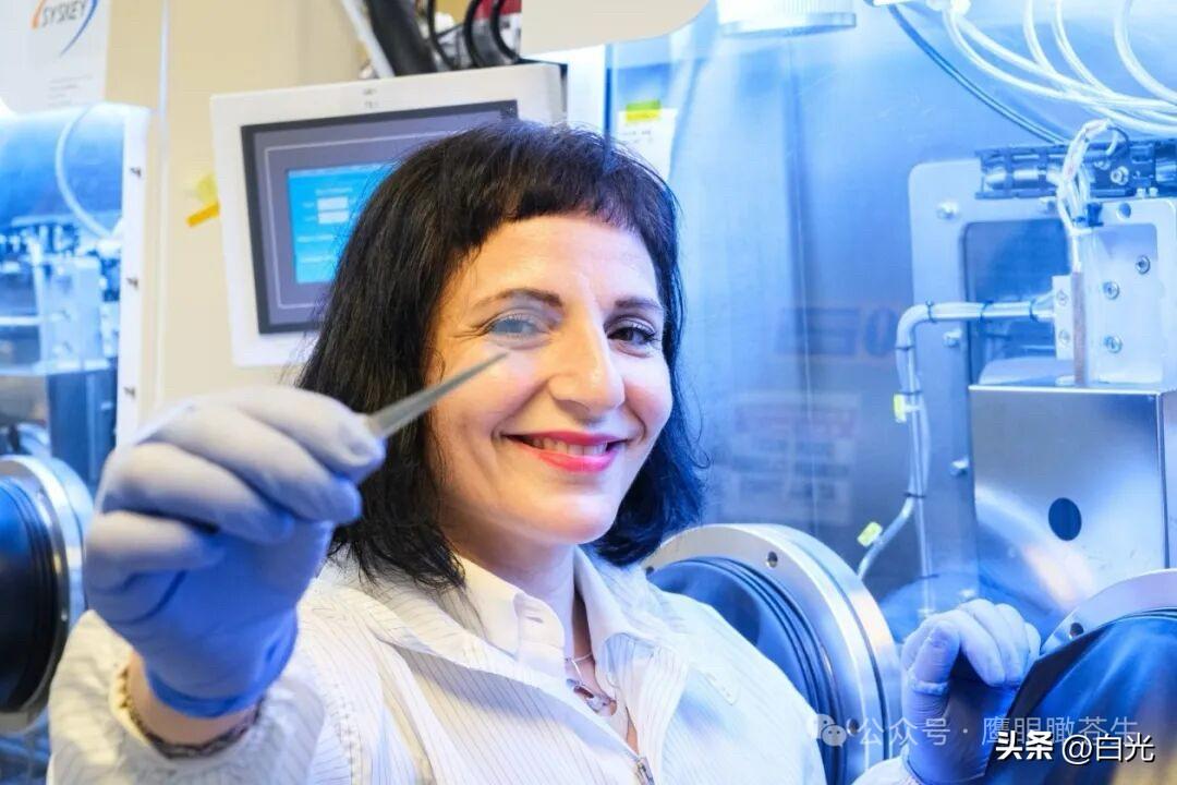 新加坡南洋理工大学研发出超薄半透明钙钛矿太阳能电池，其光电转换效率达7.6%，同