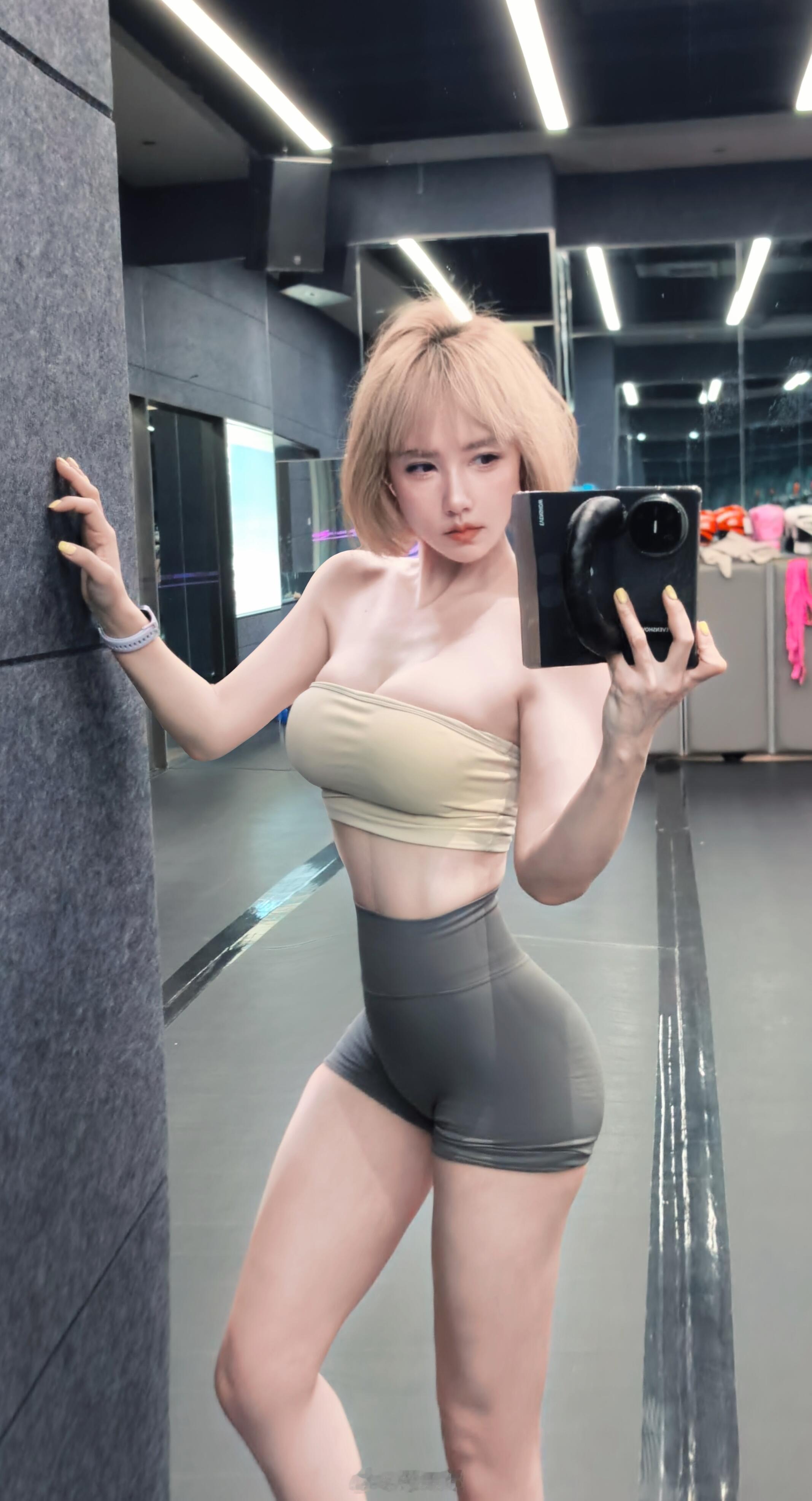 我现在的身材，不知道将来便宜哪个臭小子[裂开]  ​​​