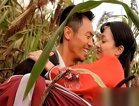 八月秋意浓，
高粱似火红。
丛中见痴男，
怀抱九儿红。