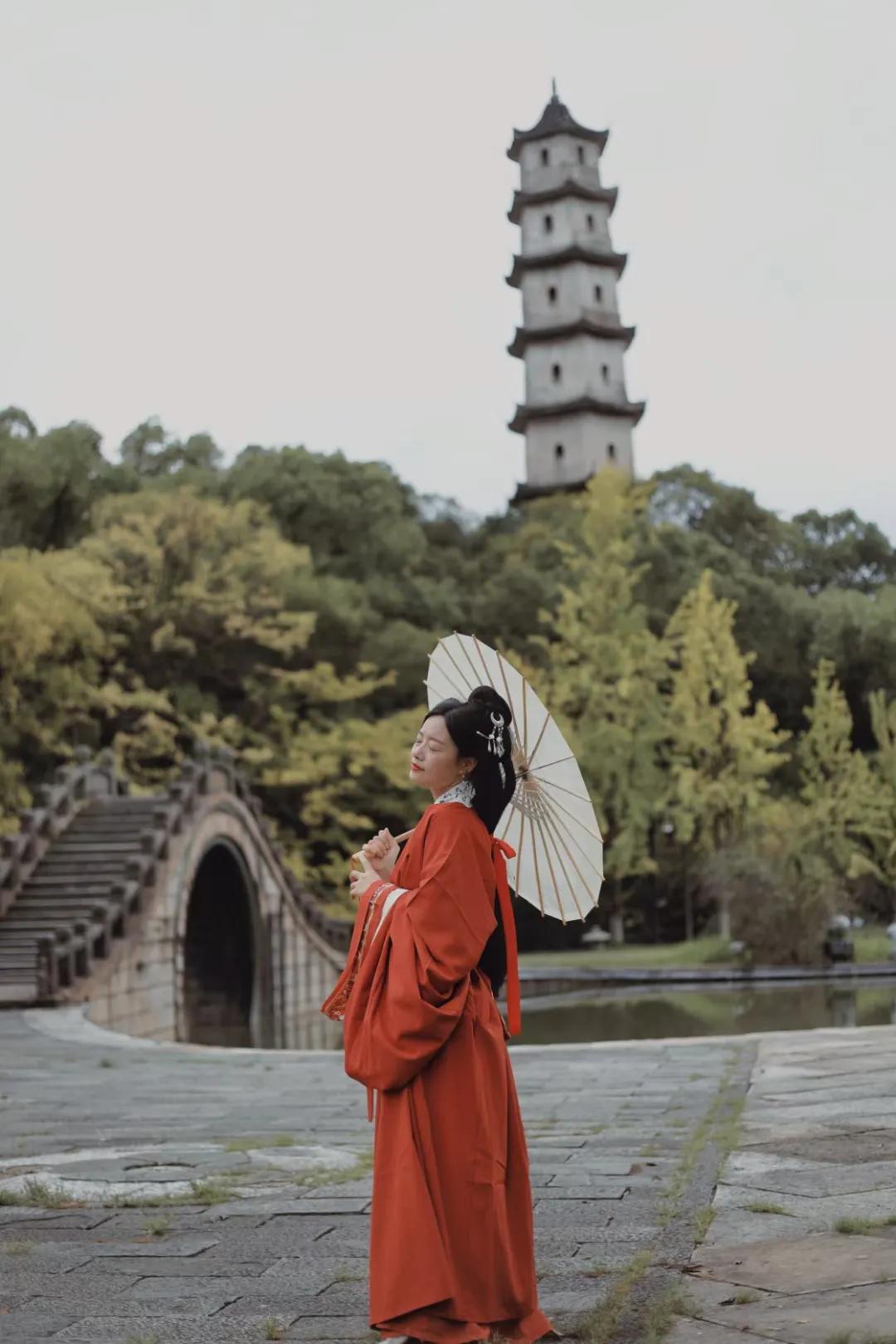 古人太难当了
​老被裙子绊倒