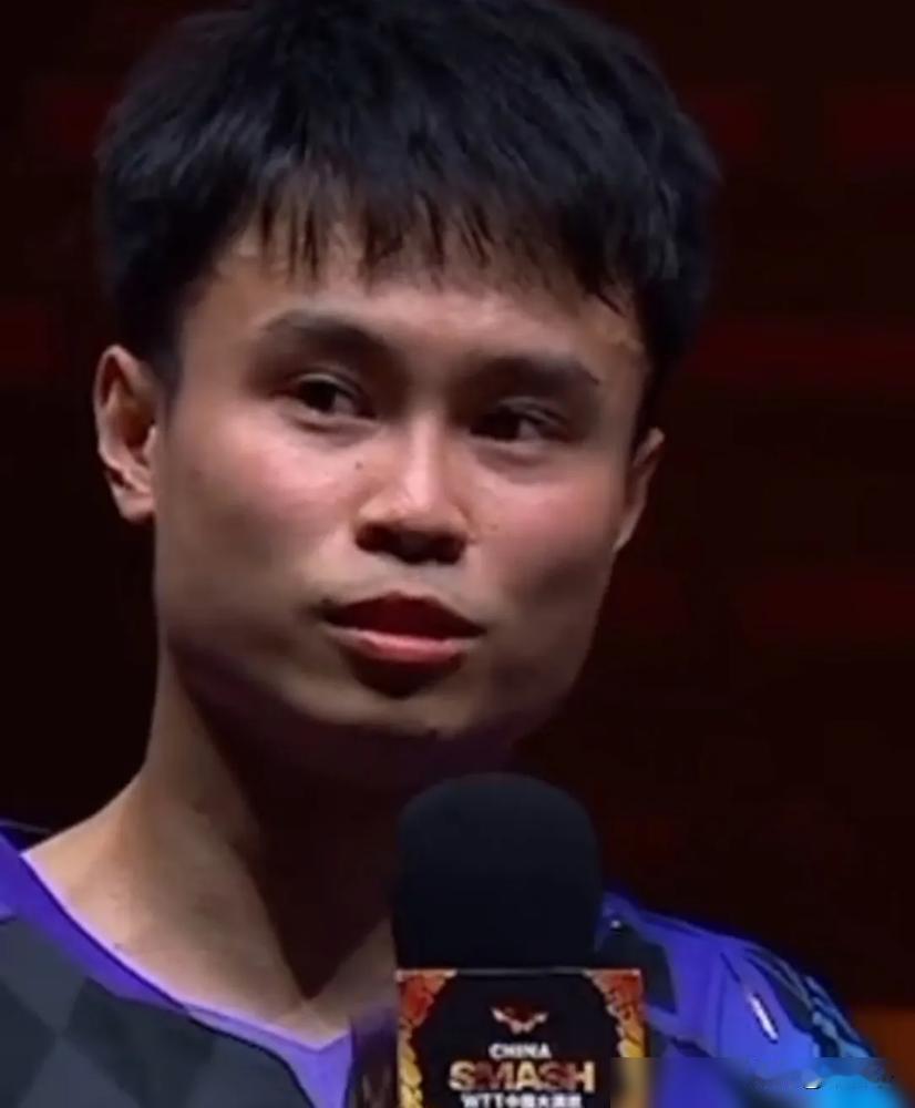 8比10落后，对面手握两个局点，周启豪直接把发球换了。
10月9日那场球，张禹