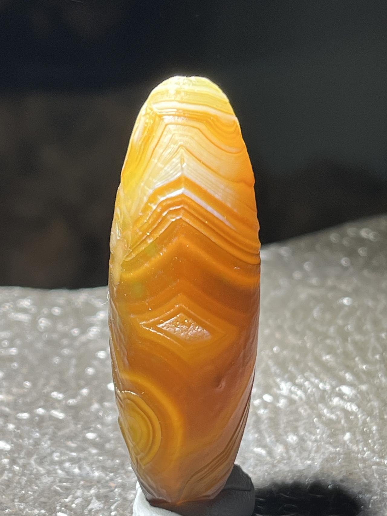 玩石寻乐，心归自然。玛瑙奇石勒子，经岁月打磨，形奇纹美，质朴耐看。闲时赏玩，抛却