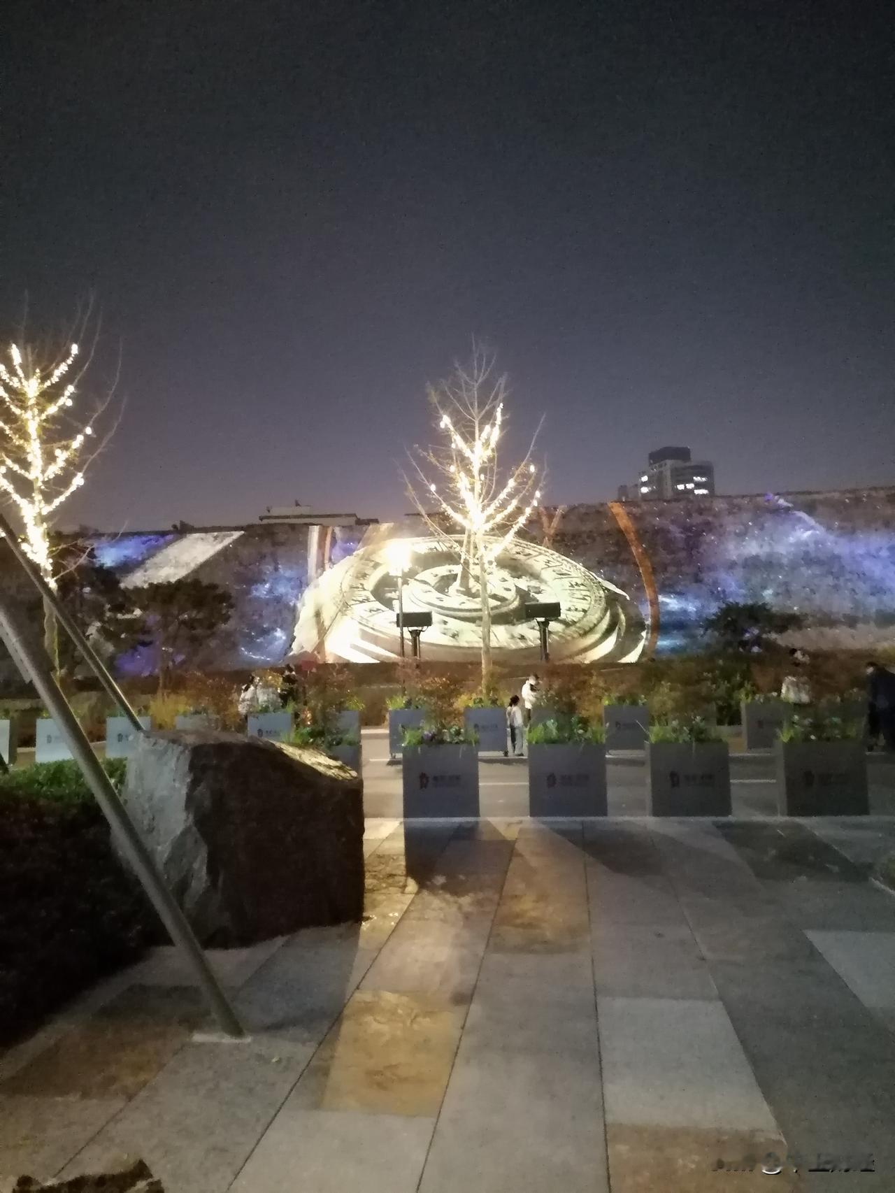 初冬的夜晚，商都郑州的商代古城墙上，在灯光的作用下，出现了一个光芒四射的日晷！