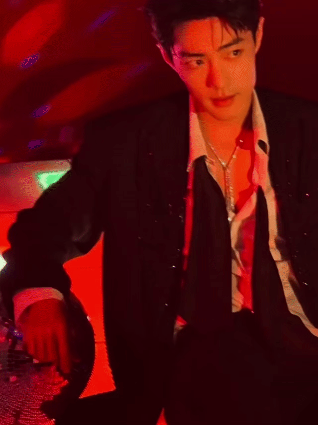 论颜值变现能力，只服肖战！再基础的穿搭，遇上这张“现役法拉利”级别的脸，都能完成