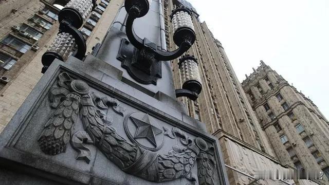 成傀儡了！
俄罗斯外交部副部长加卢津表示，泽连斯基政权不仅执行美国的指示，也听命