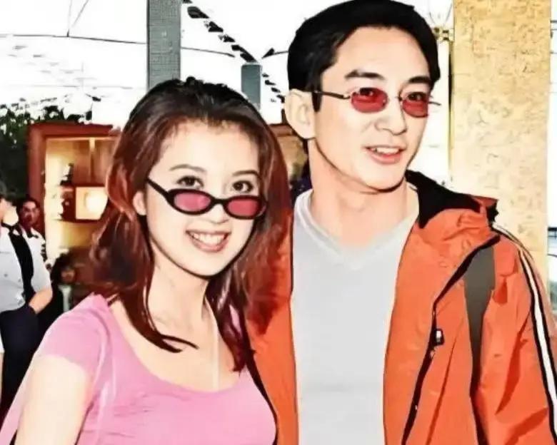 金巧巧和吴启华，这对22年前互撕的前任，居然在《骄阳似我》里演起了离异夫妻。
这