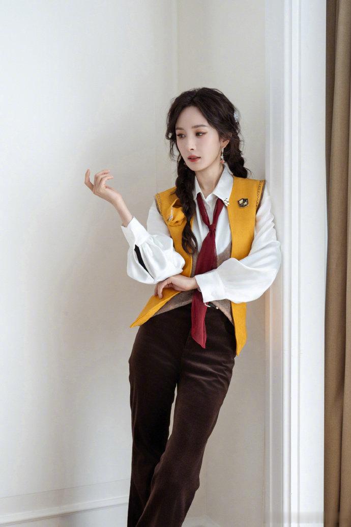 杨幂宫廷风麻花辫look 杨幂解锁新技能乐趣加倍 杨幂解锁新技能乐趣加倍，是宫廷