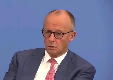 德国全国安全警戒级别从 “潜在威胁” 直接拉到了最高的 “高威胁”。多布林特的解