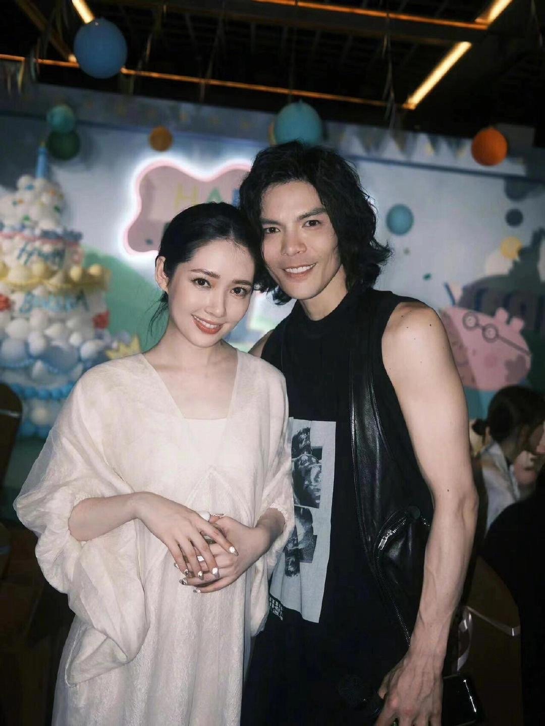 向佐开10个小时车去找郭碧婷十个小时的车程，是想念的距离，也是爱情的里程。向佐的