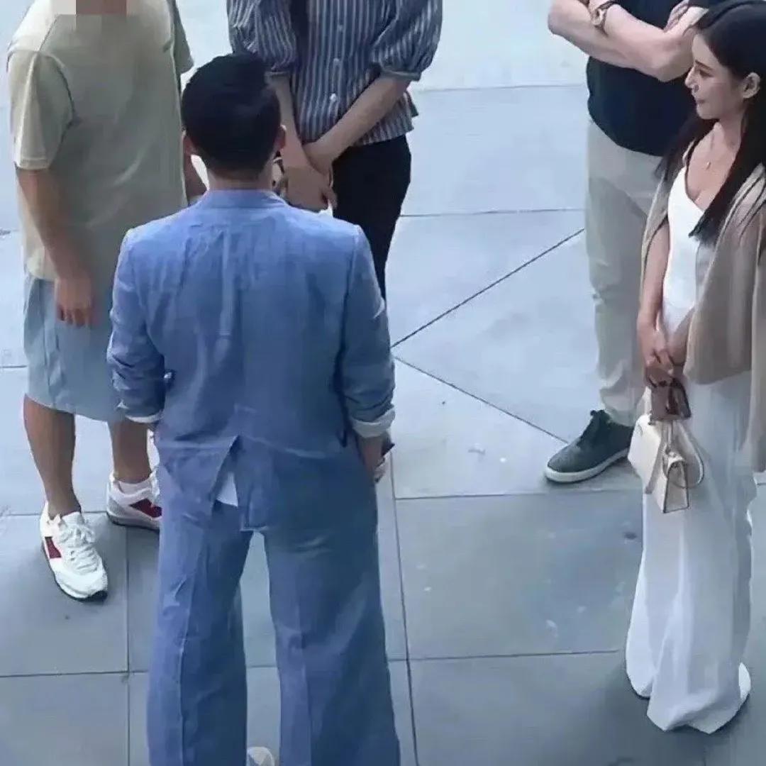 很多人都在说
汪小菲的衣服怎么这么皱
出门前，马筱梅没给烫一烫吗
汪小菲穿的蓝色
