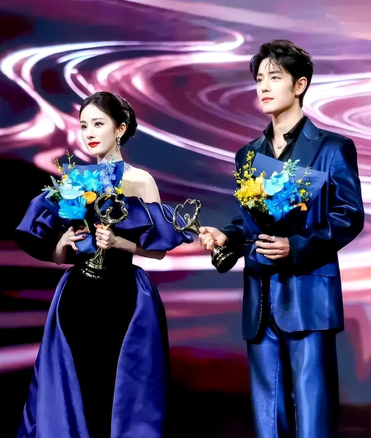 微博之夜最狠的一课，不是明星咖位，而是人性算法。
一场精心布局的“王见王”，蓝色