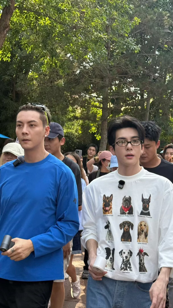 环球影城偶遇陈伟霆曾舜晞九门很难得的同框！能看出来陈伟霆和曾舜晞相处十分轻松，没