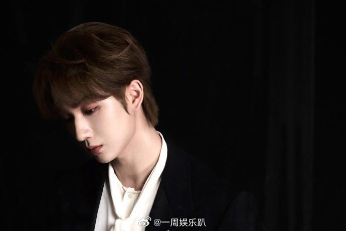 李宏毅沈孝现代版都市氛围感狠狠拿捏！李宏毅更新扫楼写真，恰到好处的光影提升画面质