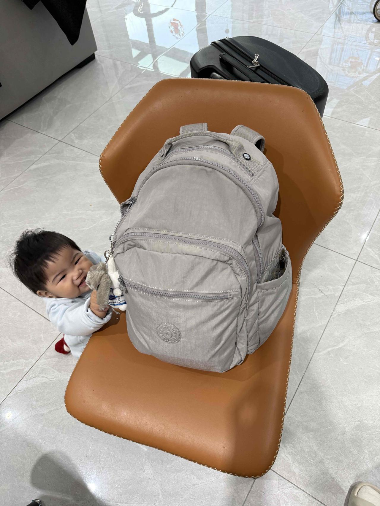 【过年回家途中】

带娃回家简直就是一场“硬仗”，说像逃难一点儿都不夸张。带小宝